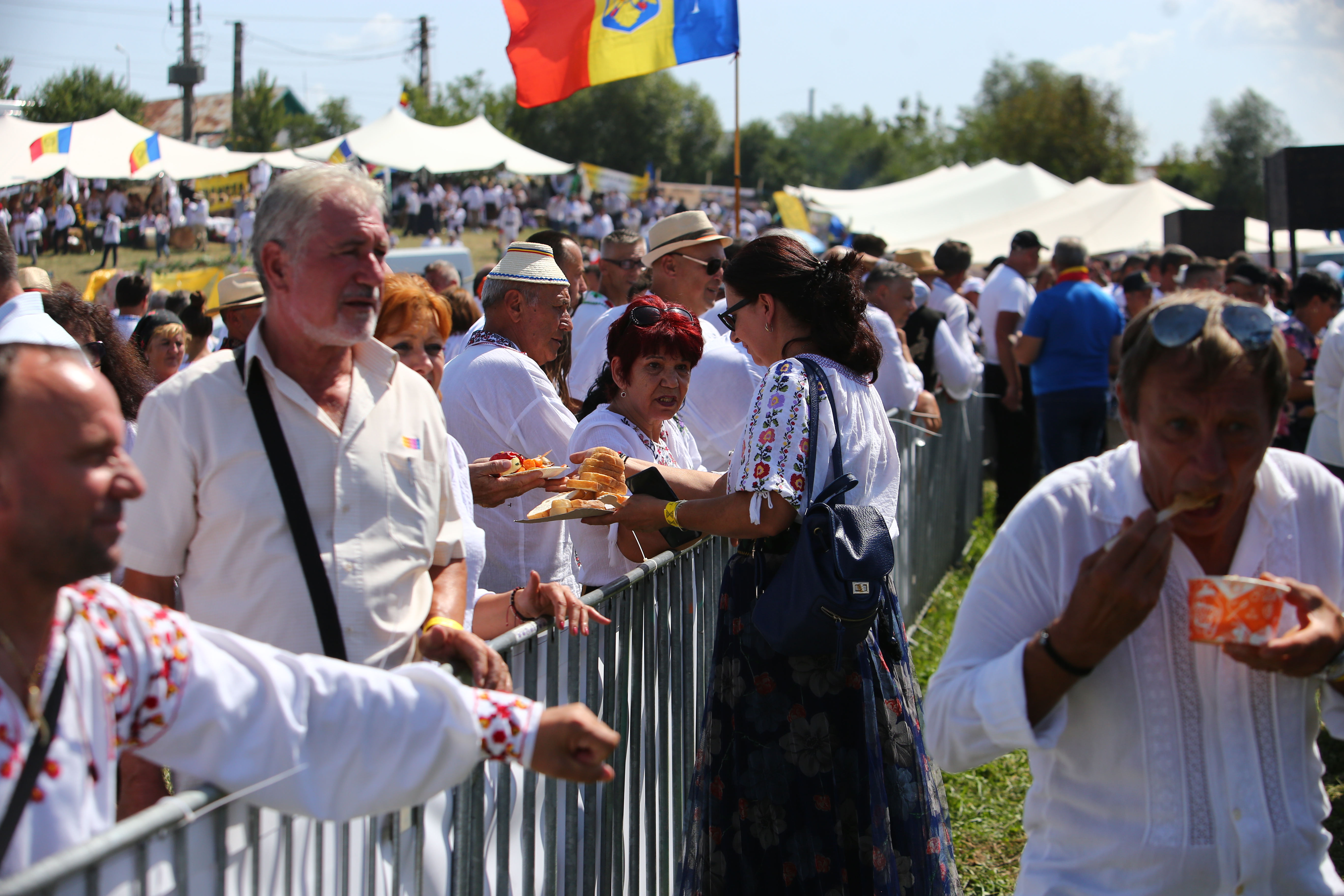 O mireasă și două nunți. Cum a petrecut poporul în vale, iar ceilalți invitați, în deal, la căsătoria „domnului AUR”, George Simion