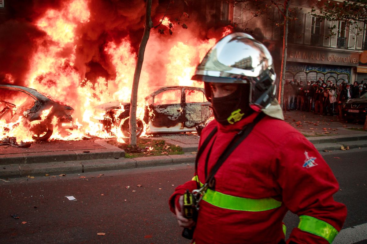 VIDEO | Ciocniri violente la Paris, între forțele de ordine și oamenii care protestează față de brutalitatea poliției