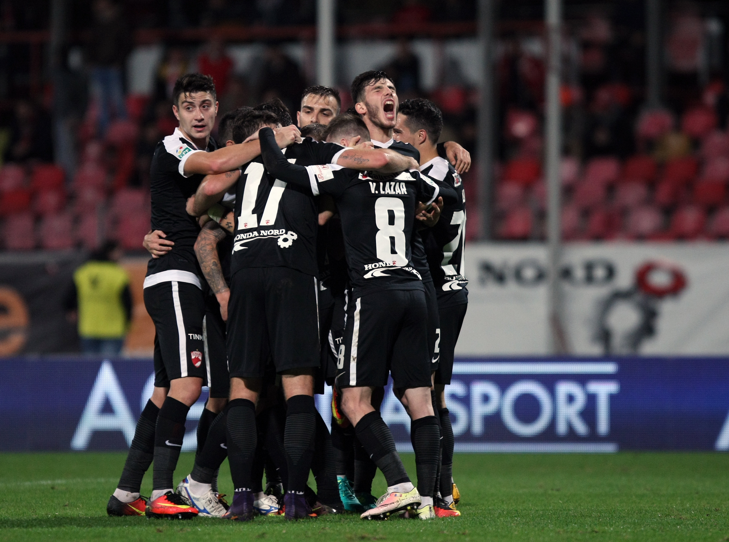 Liga 1, etapa 13. Dinamo - Pandurii 4-0. Autogol incredibil Lazar, ”dublă” Lazăr, plus Palici. ”Câinii”, în negru, în memoria lui Titi Frățilă. Fanii i-au cerut demisia lui Ando / VIDEO