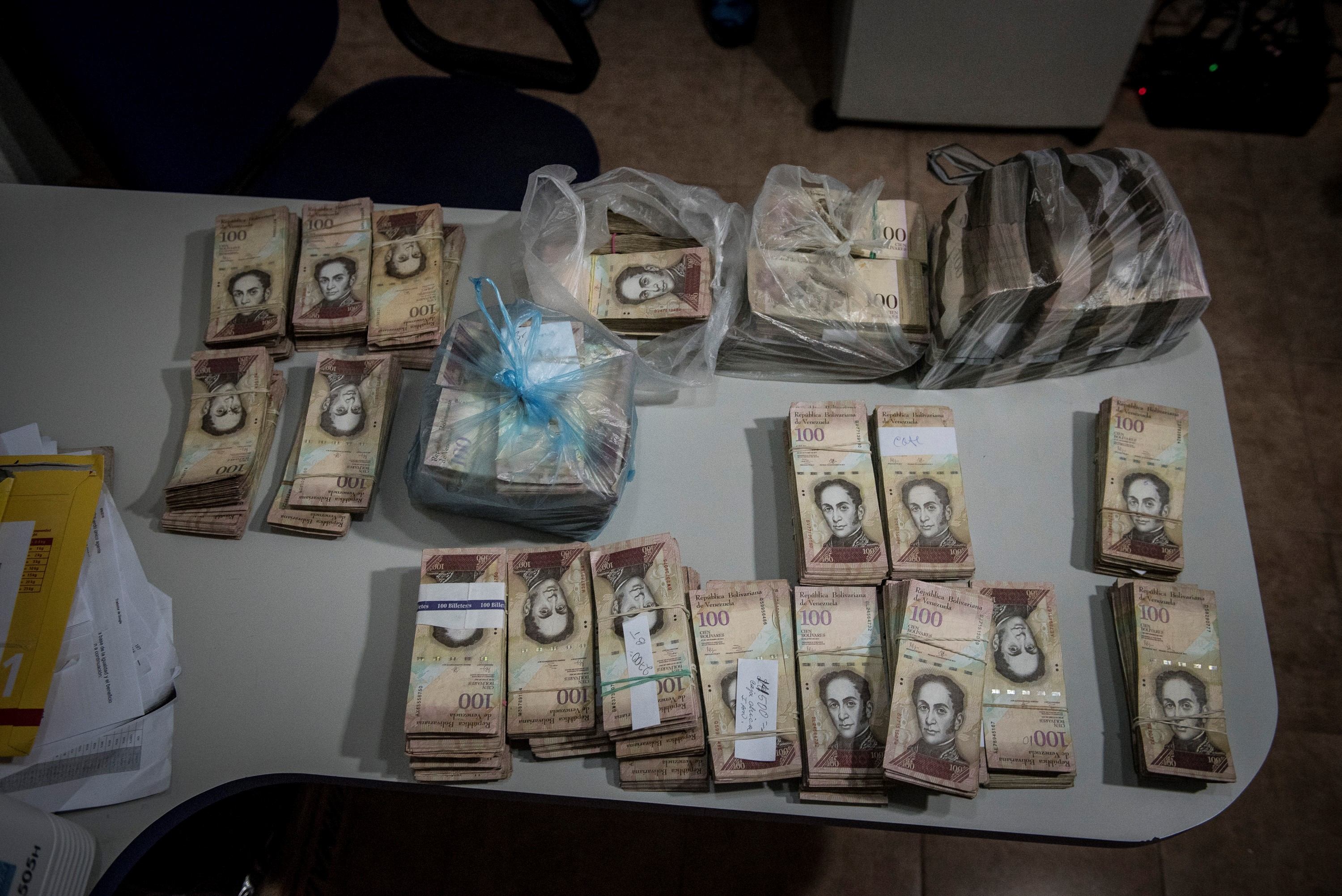 Cozi interminabile în Venezuela | Mii de oameni vor să schimbe bancnotele care vor fi scoase din circulație