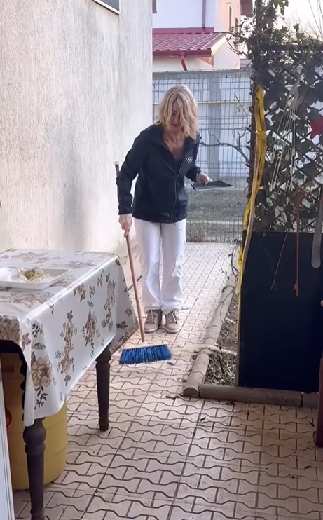 Imagini cu Nadia Comăneci acasă la mama ei, unde a dat cu mătura și a gătit: „Lucruri normale, pe care le fac și în America”. Cum au reacționat fanii