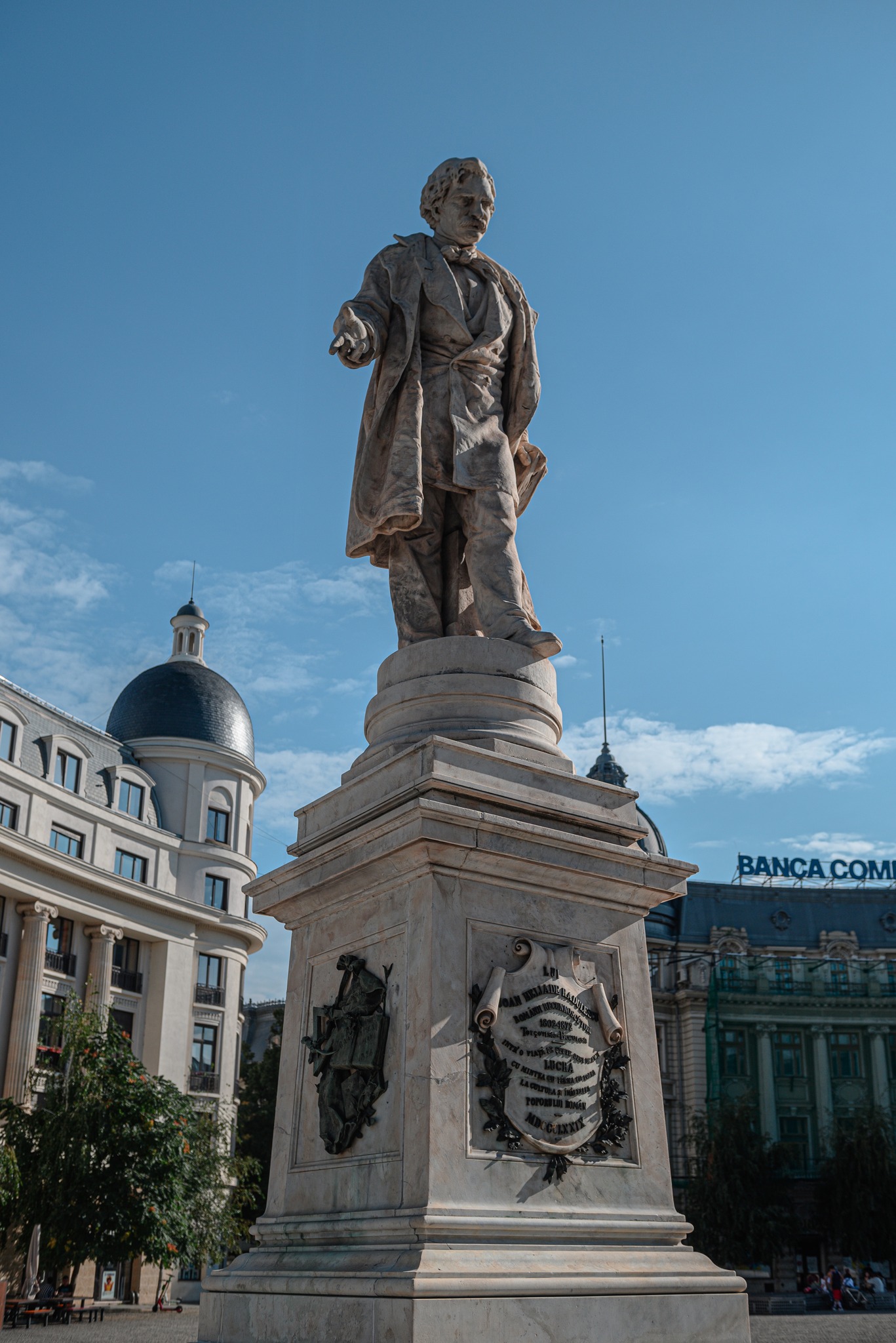 Statuile din Piața Universității din București au fost curățate de graffiti