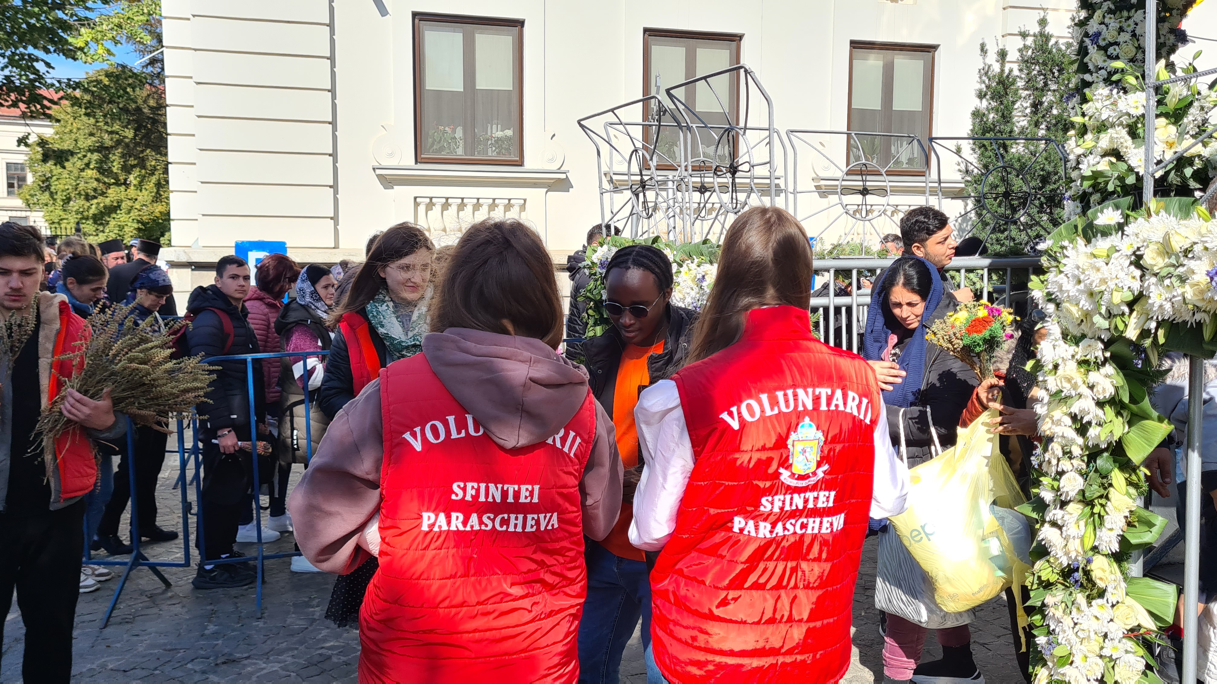 REPORTAJ. Cum au ajuns trei studenți africani voluntari la pelerinajul Sfintei Parascheva. Unul e botezat ortodox pe Masivul Ceahlău. „Nu poți sta în apropiere de sfintele moaște și să nu te schimbi”