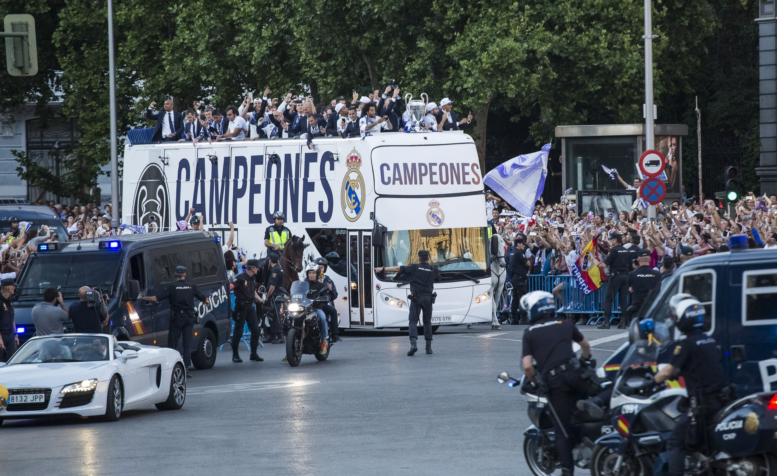 Fotbaliștii lui Real au fost primiți ca niște eroi la Madrid. Mii de fani au ieșit pe străzi să vadă trofeul Champions League / FOTO&VIDEO