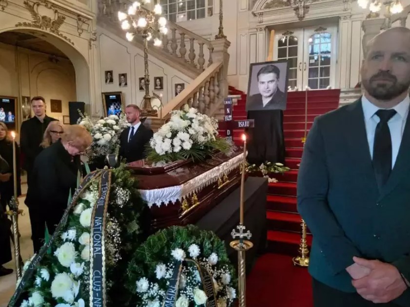 Imagini de la priveghiul lui Ioan Isaiu. Sicriul cu trupul neînsuflețit al actorului a fost depus la Teatrul Național Cluj-Napoca
