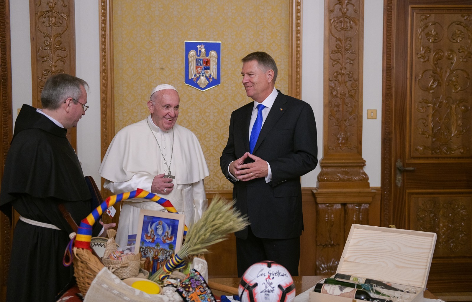 Cadourile primite de Papa Francisc de la Klaus Iohannis. Obiectele reprezintă toate regiunile României / FOTO&VIDEO