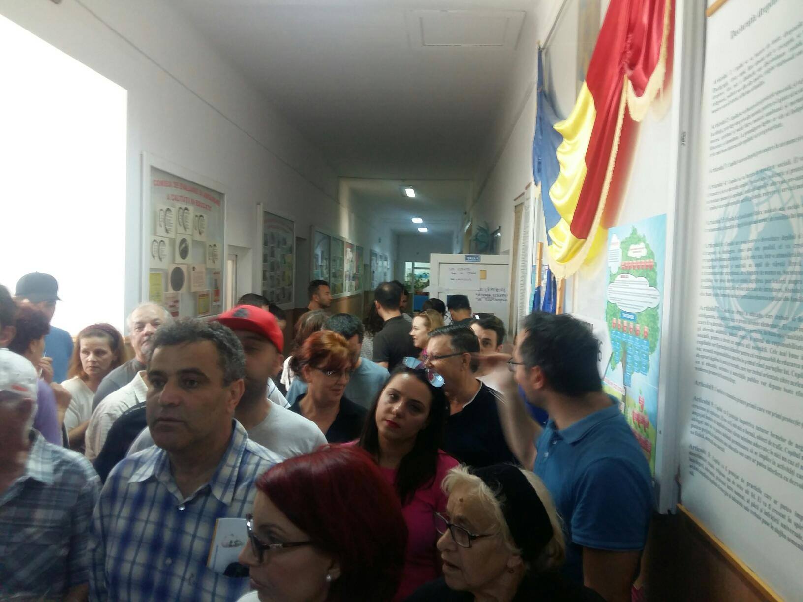 Alegeri europarlamentare | Mobilizare uriașă în București și în restul țării. Sute de alegători stau la cozi și așteaptă minute pentru a vota (FOTO și VIDEO)