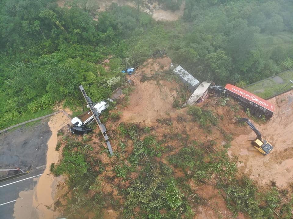 Un șofer de TIR s-a filmat îngrozit în cabina camionului îngropat sub tone de piatră și noroi, pe o autostradă din Brazilia