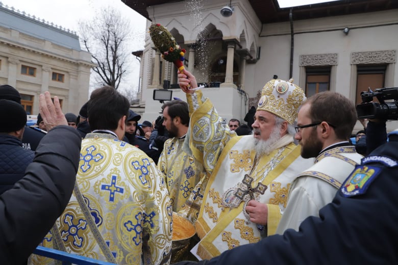 Slujba de Bobotează de la Patriarhie, oficiată de Patriarhul Daniel. Sute de oameni au stat la coadă pentru agheasmă / GALERIE FOTO