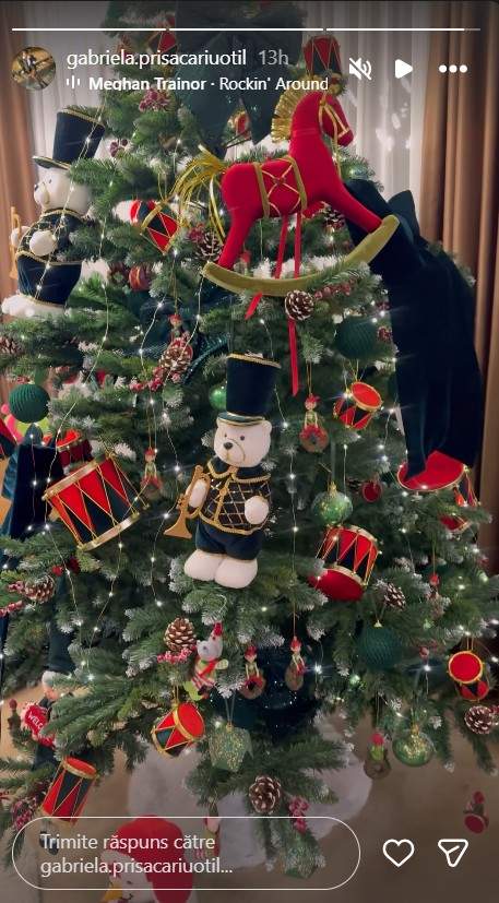 Imagini cu bradul de Crăciun împodobit de Dani Oțil și familia sa. Tiago a fost îmbrăcat în spiriduș