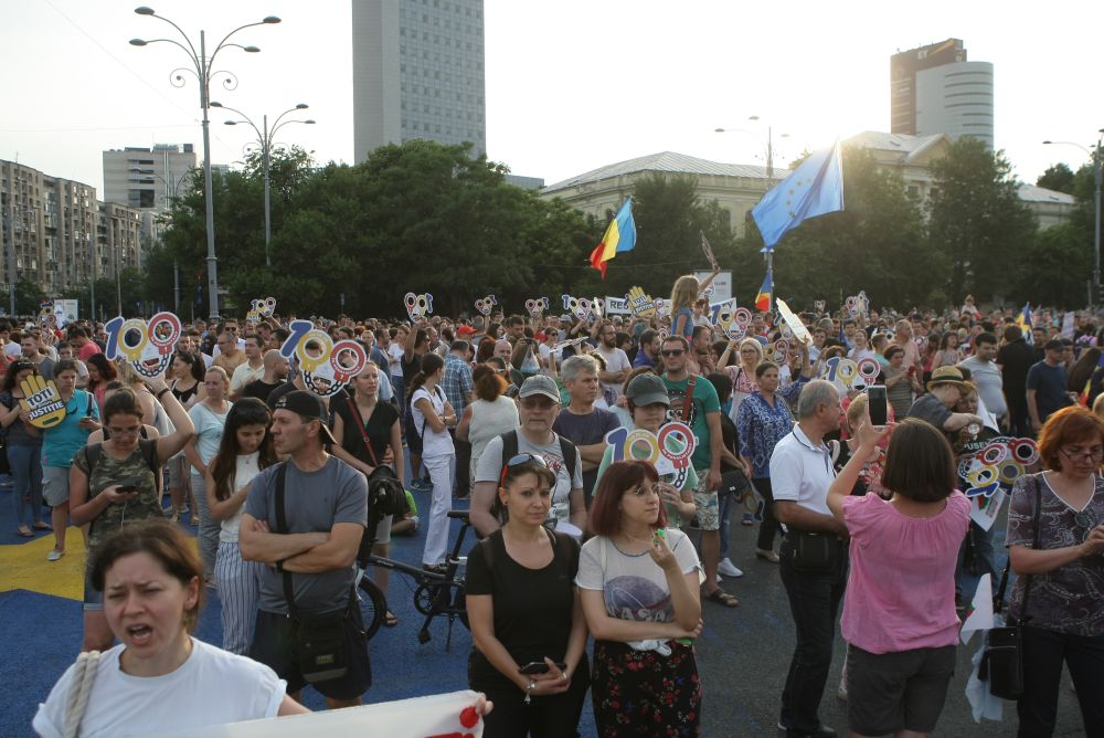 GALERIE FOTO/ Protest #Rezist, la o zi după mitingul PSD. Circa 1.000 de persoane sunt în Piața Victoriei