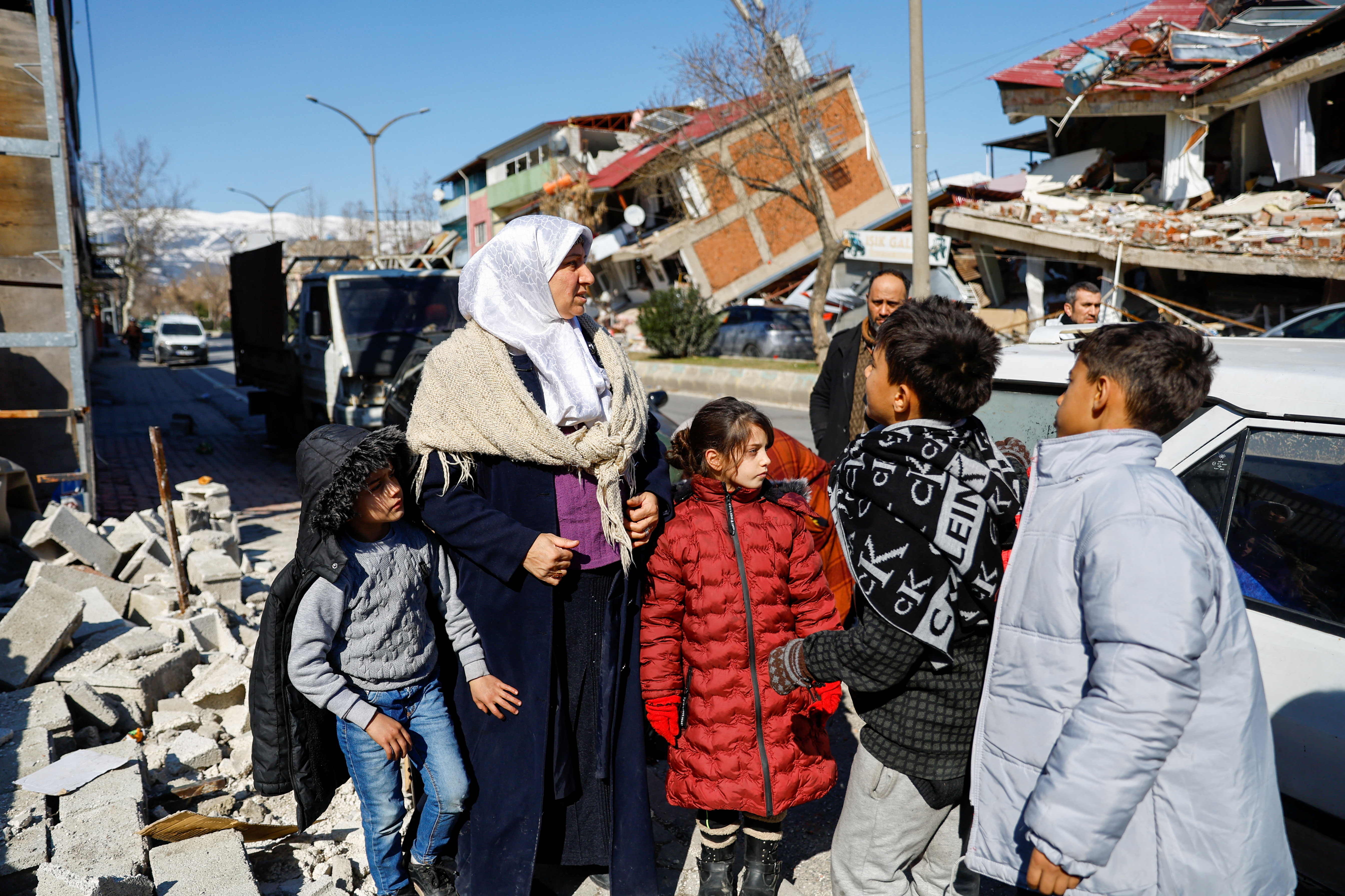 Rodzina po trzęsieniu ziemi w Kahramanmaras, Turcja, 9 lutego 2023