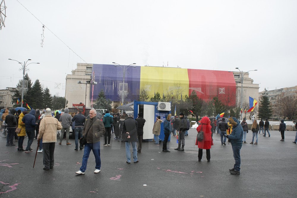 UPDATE. Protest și incidente în Piața Victoriei. Anchetă MAI după împiedicarea organizării târgului de Crăciun/ FOTO