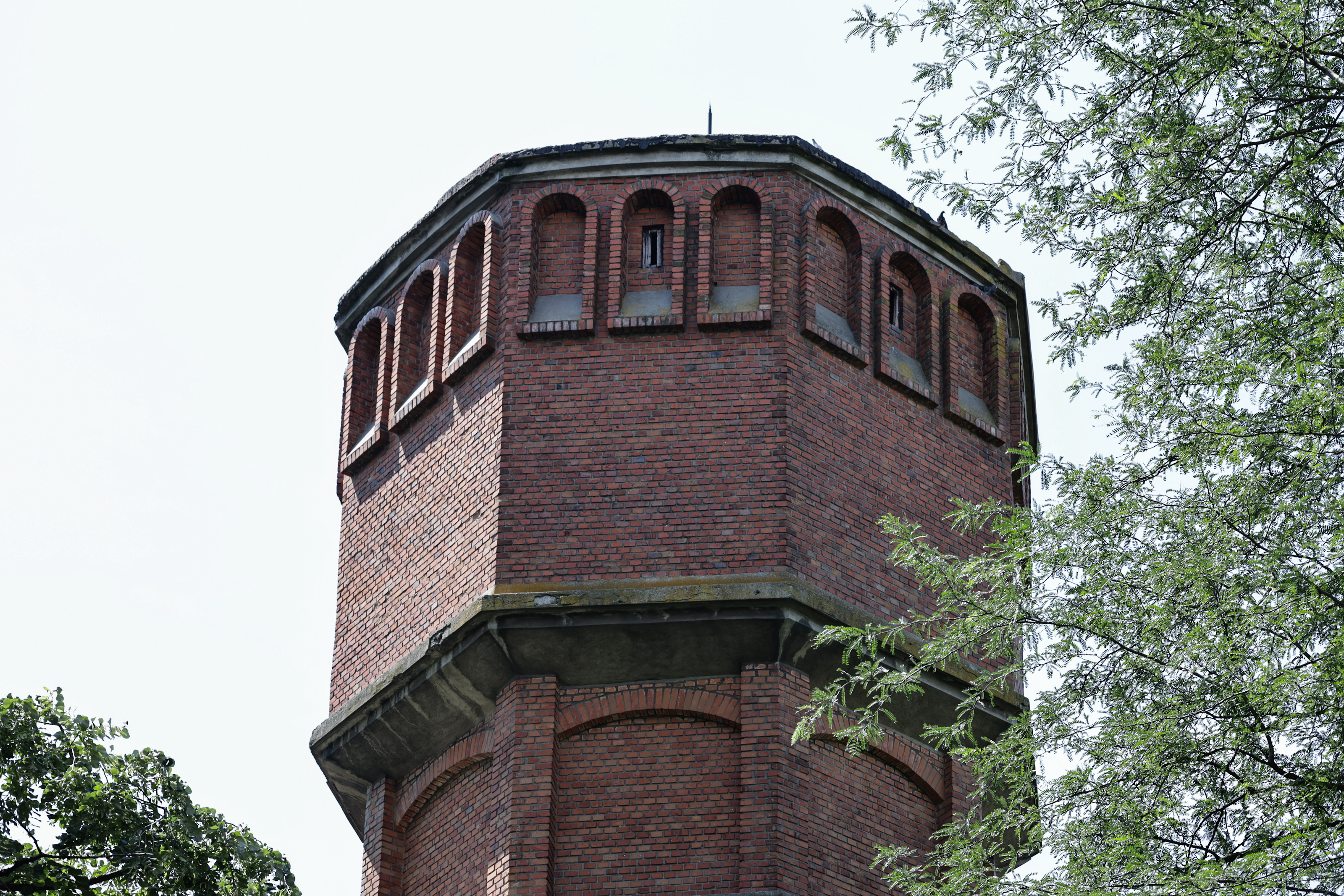 Un turn cu aspect medieval în mijlocul Bucureștiului. Povestea construcției care îi face pe trecători să se oprească din drum