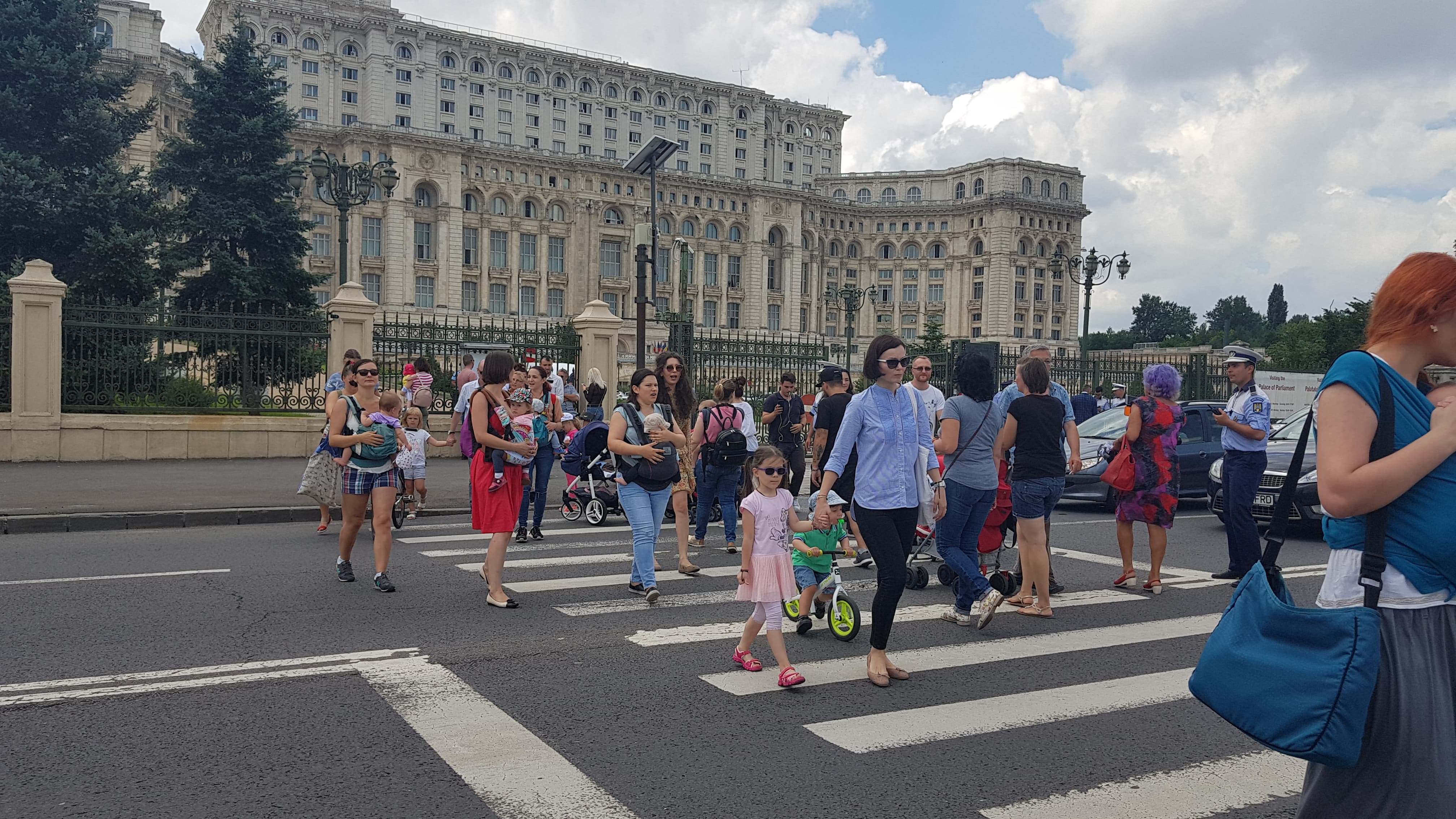 FOTO&VIDEO/ Protest al mamelor la Palatul Parlamentului. Au traversat încontinuu pe o trecere de pietoni din zona Parcului Izvor