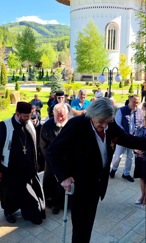 Apariția lui Florin Piersic în cârjă, la Putna. Marele actor și Sofia Vicoveanca au luat parte împreună la un eveniment cultural