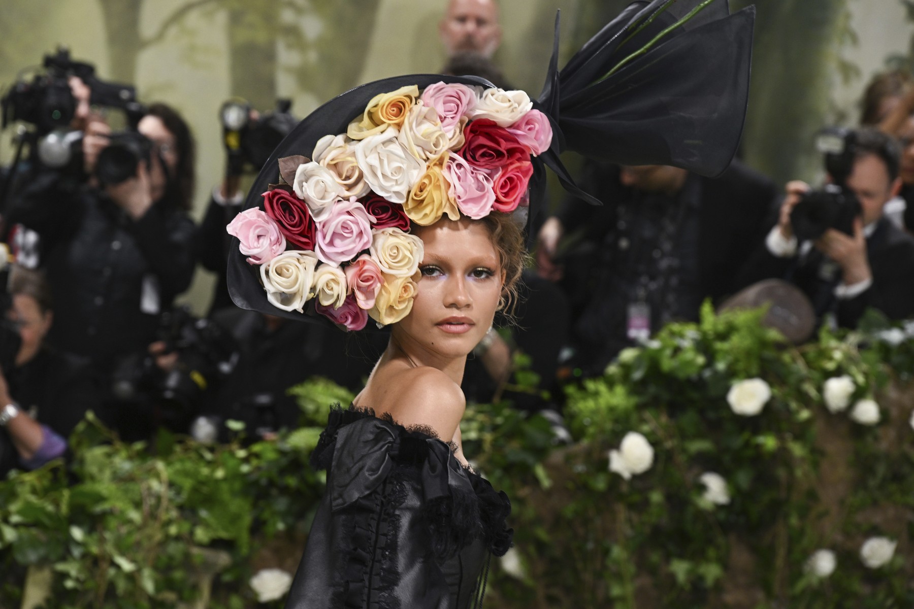 Zendaya a adus drama la Met Gala 2024. A schimbat două ținute, una dintre ele e creată în 1996, anul în care s-a născut