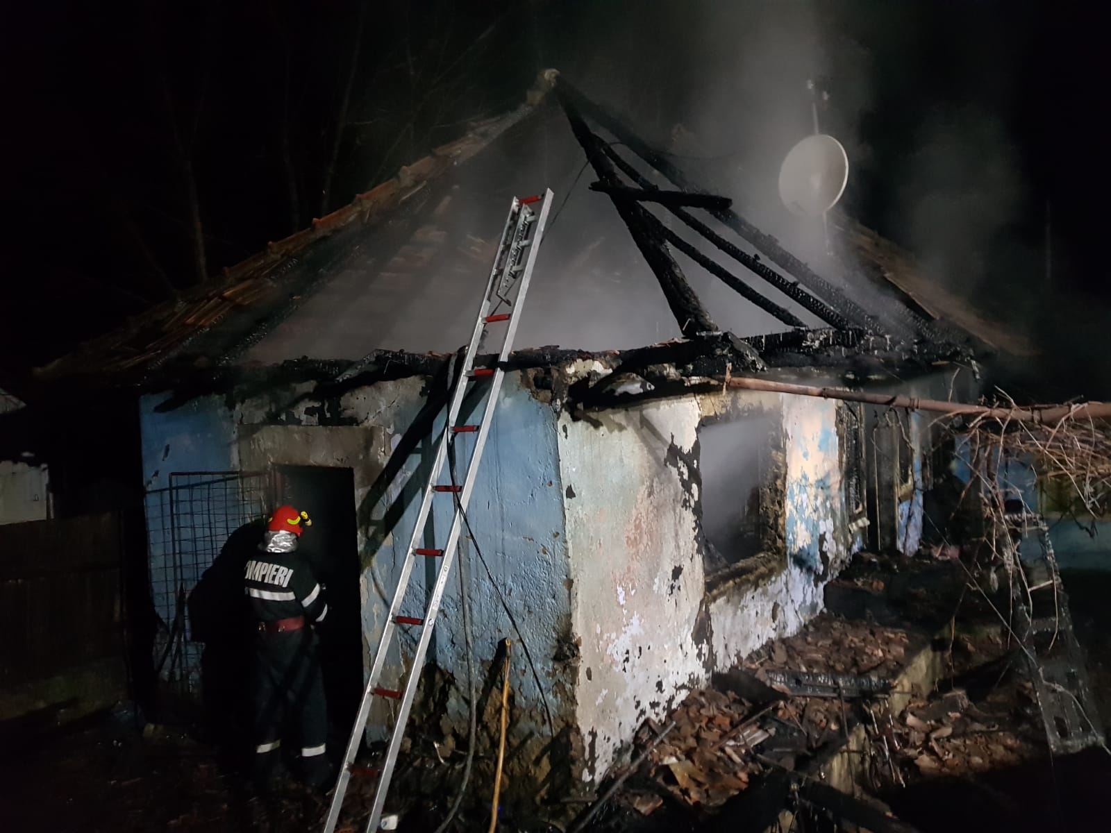 FOTO | O fetiță de 9 ani și mama acesteia, găsite moarte într-o locuință cuprinsă de flăcări în Bacău 