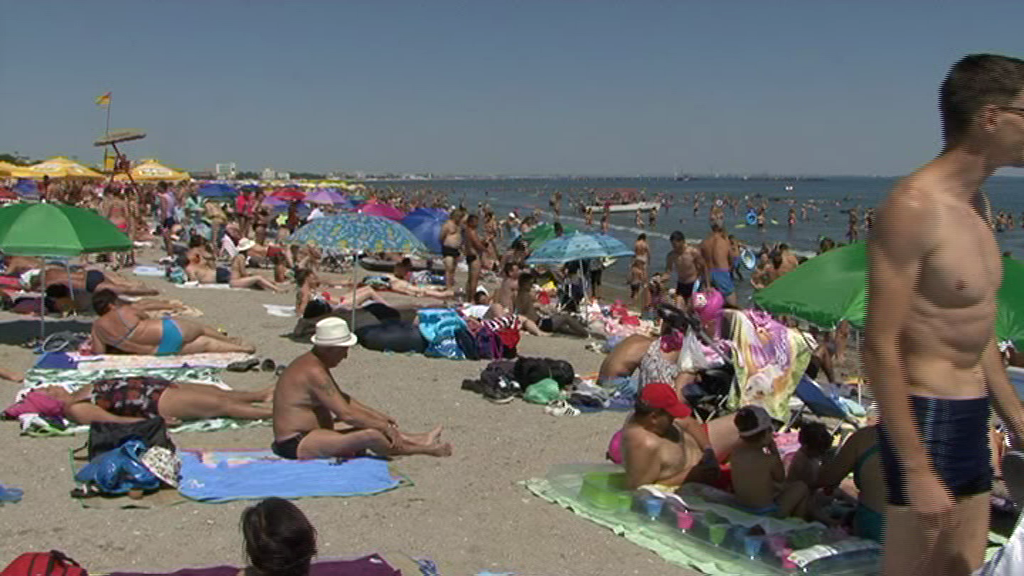 Bunele maniere n-au mai încăput în bagaj! Turiștii se plimbă în slipi pe străzile orașului Constanța
