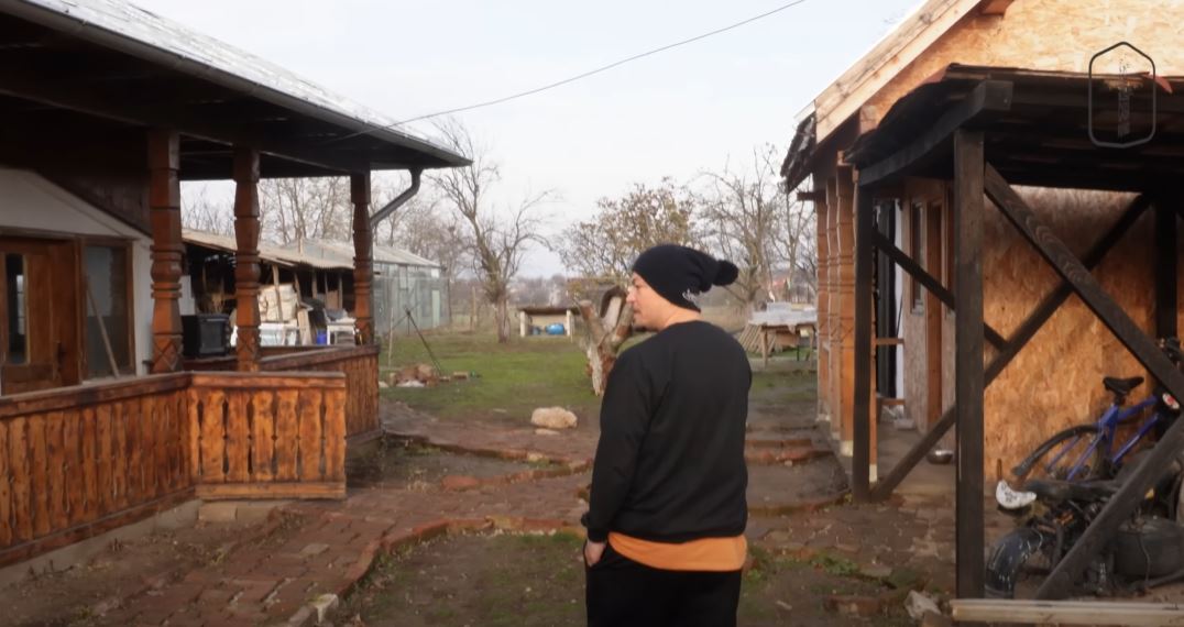 Imagini cu casa de la țară a lui Puya, după ce a renovat-o complet: „Se pot construi case și din resturi găsite”