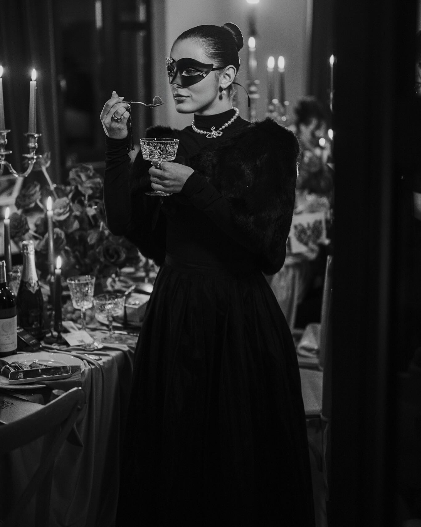 Imagini cu Andreea Esca și Alexia Eram la un bal mascat. Prezentatoarea Știrilor Pro TV a purtat cea mai decoltată rochie