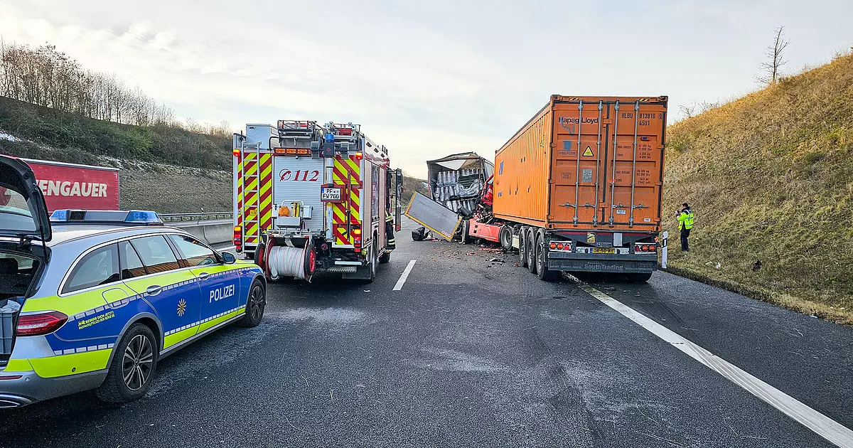 Șofer român de TIR, pe moarte în Germania. A intrat fără frâne în camionul din fața lui și a fost strivit în cabină. VIDEO