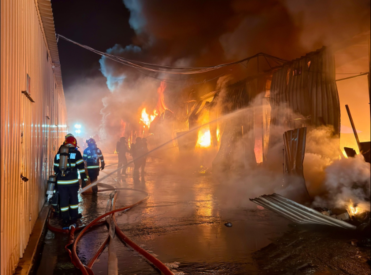 Incendiu la complexul Dragonul Roșu. O hală s-a prăbușit parțial, iar autoritățile au emis mesaj RO-Alert