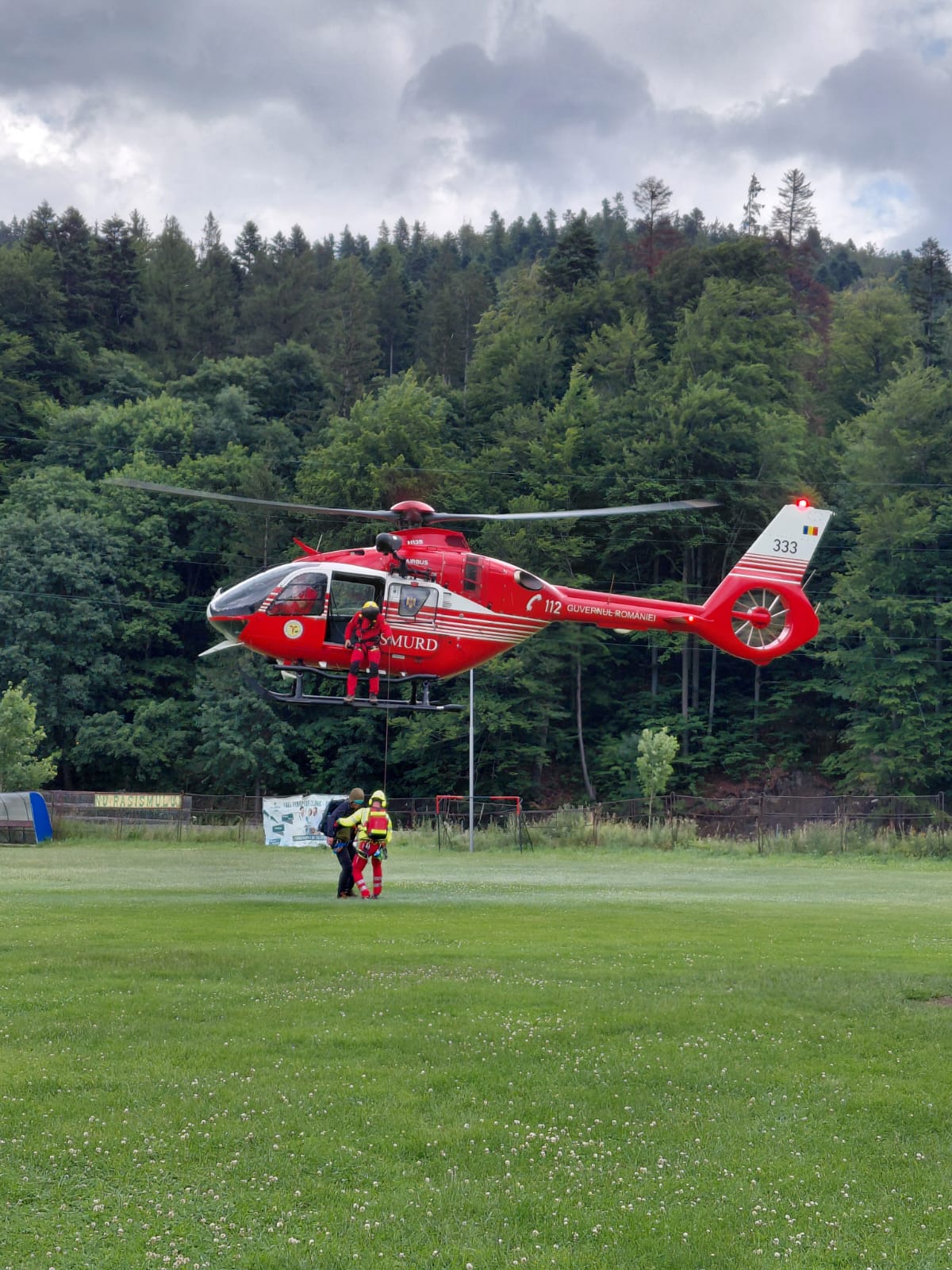 4 alpiniști s-au prăbușit în zona Valea Albișoarei, din Bușteni: unul dintre ei a murit, a intervenit elicopterul SMURD