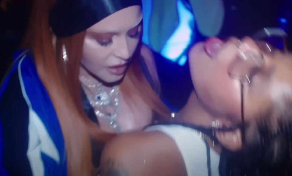 Madonna, sărut pasional cu o femeie lângă un altar. Videoclipul care a stârnit controverse