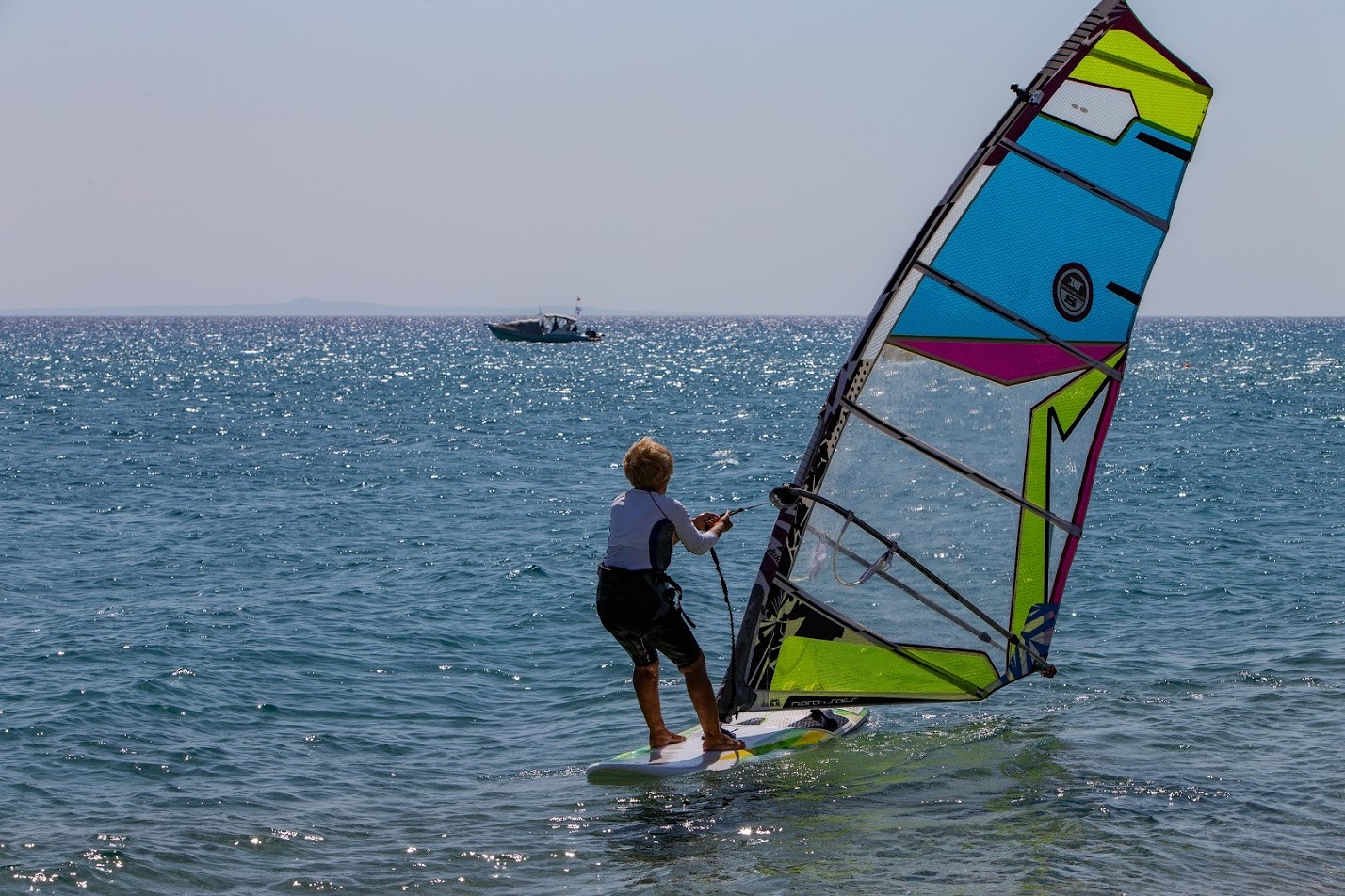 VIDEO | O femeie de 82 de ani, din Grecia, face windsurfing. Ea a intrat în Cartea Recordurilor