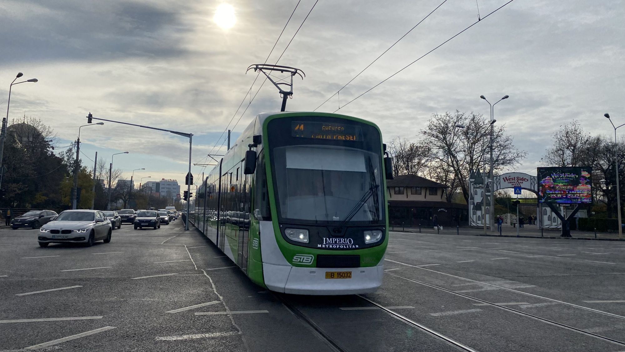 FOTO. Primele impresii ale bucureștenilor după ce au mers cu noile tramvaie de pe linia lui 41: „Mult mai înghesuite, dar frumoase și călduroase”