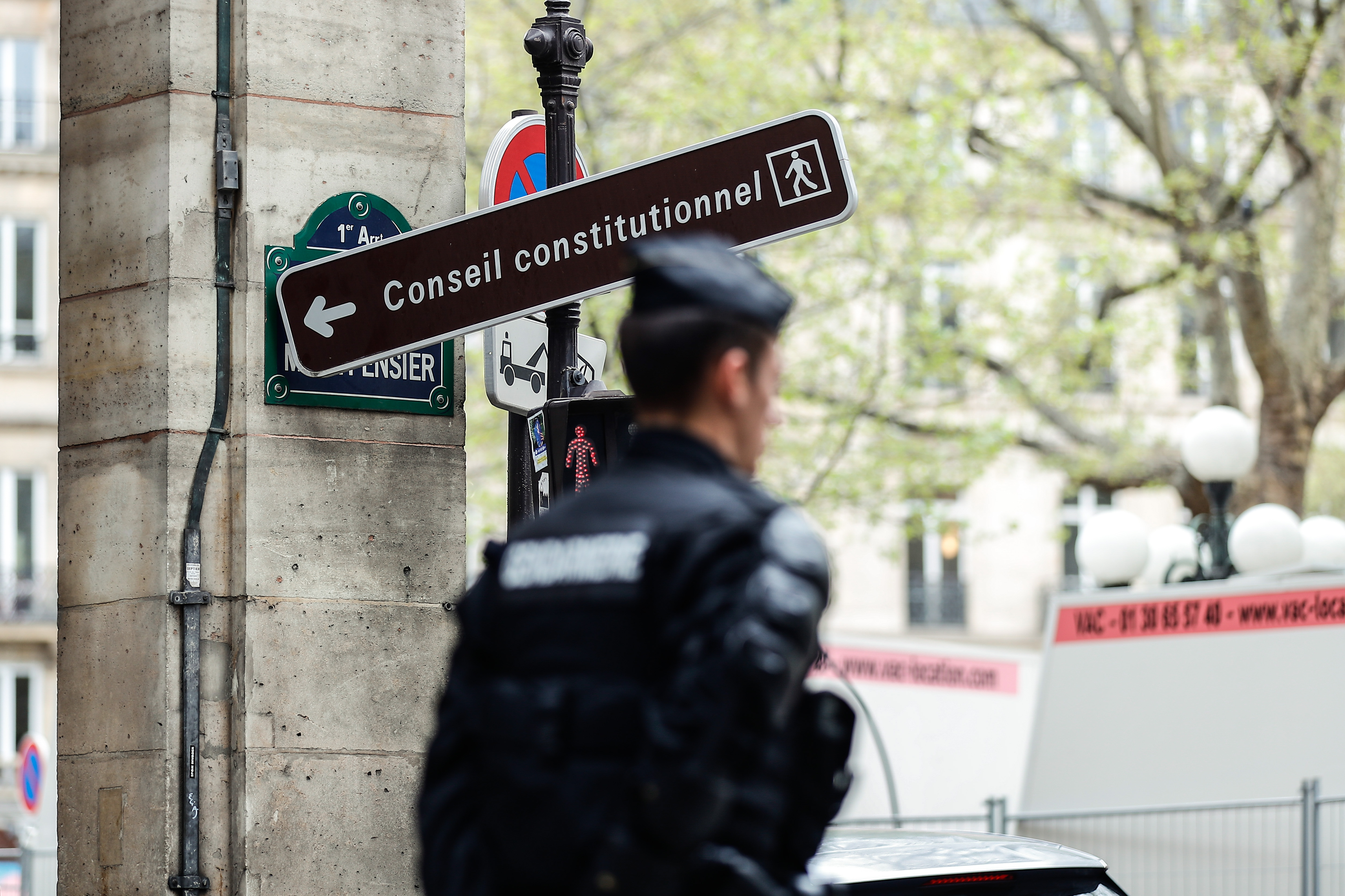 Macron a promulgat rapid legea care crește vârsta de pensionare, în ciuda protestelor, după ce a primit undă verde de la Consiliul constituţional