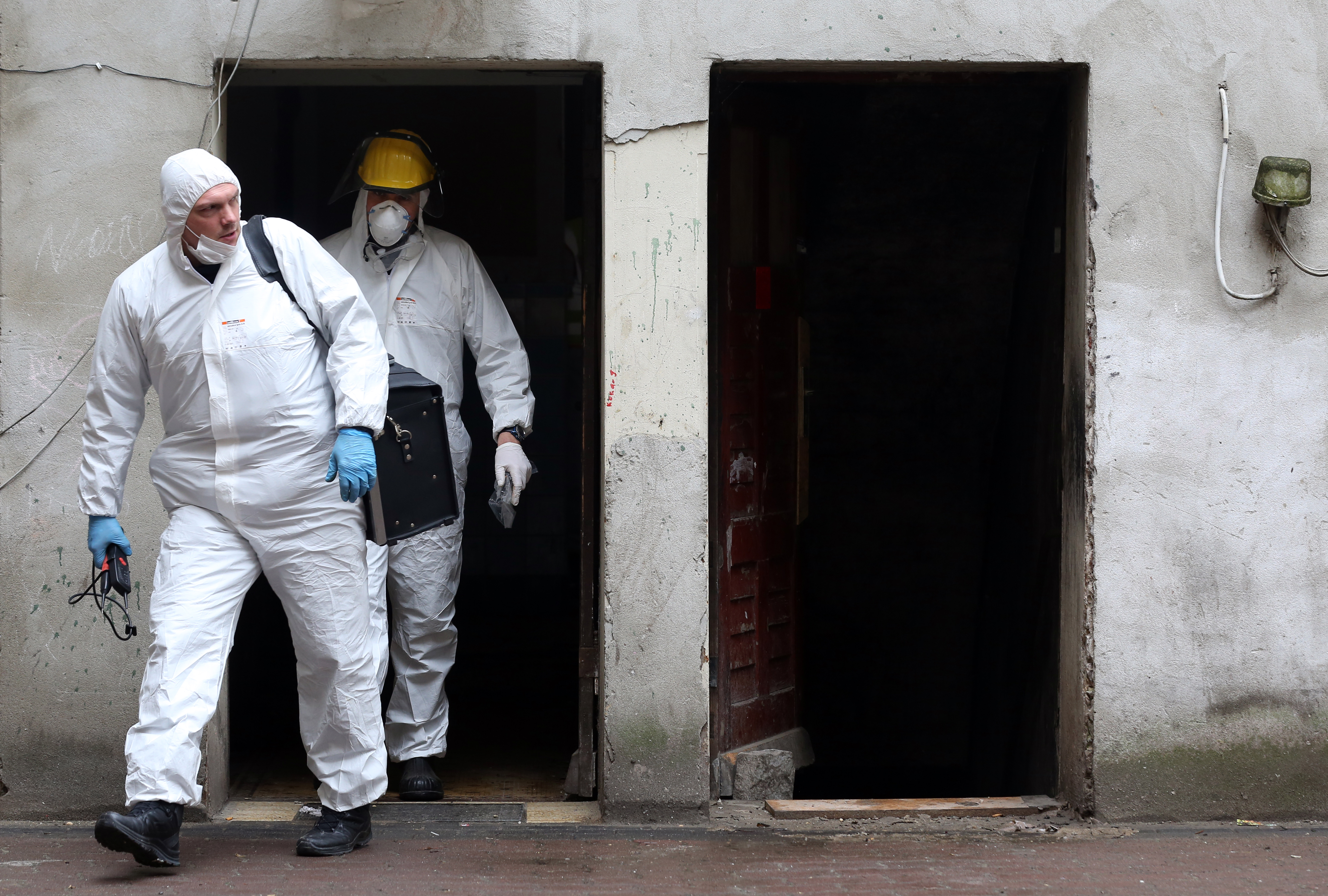 Zeci de români, evacuați dintr-o clădire din Berlin. Locul era focar de infecție