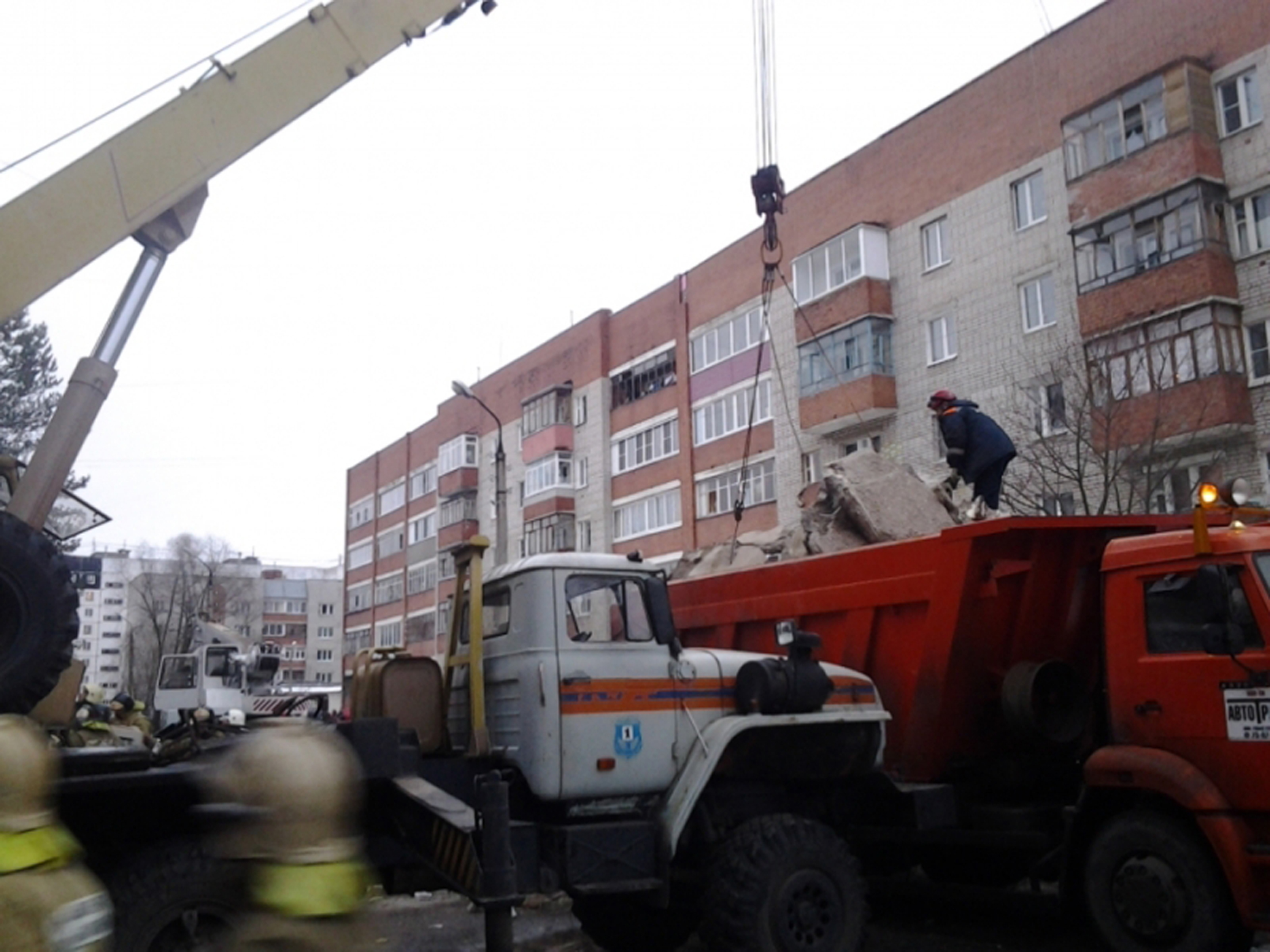 Un bloc s-a prăbuşit în urma unei explozii! Cel puţin patru morţi! VIDEO