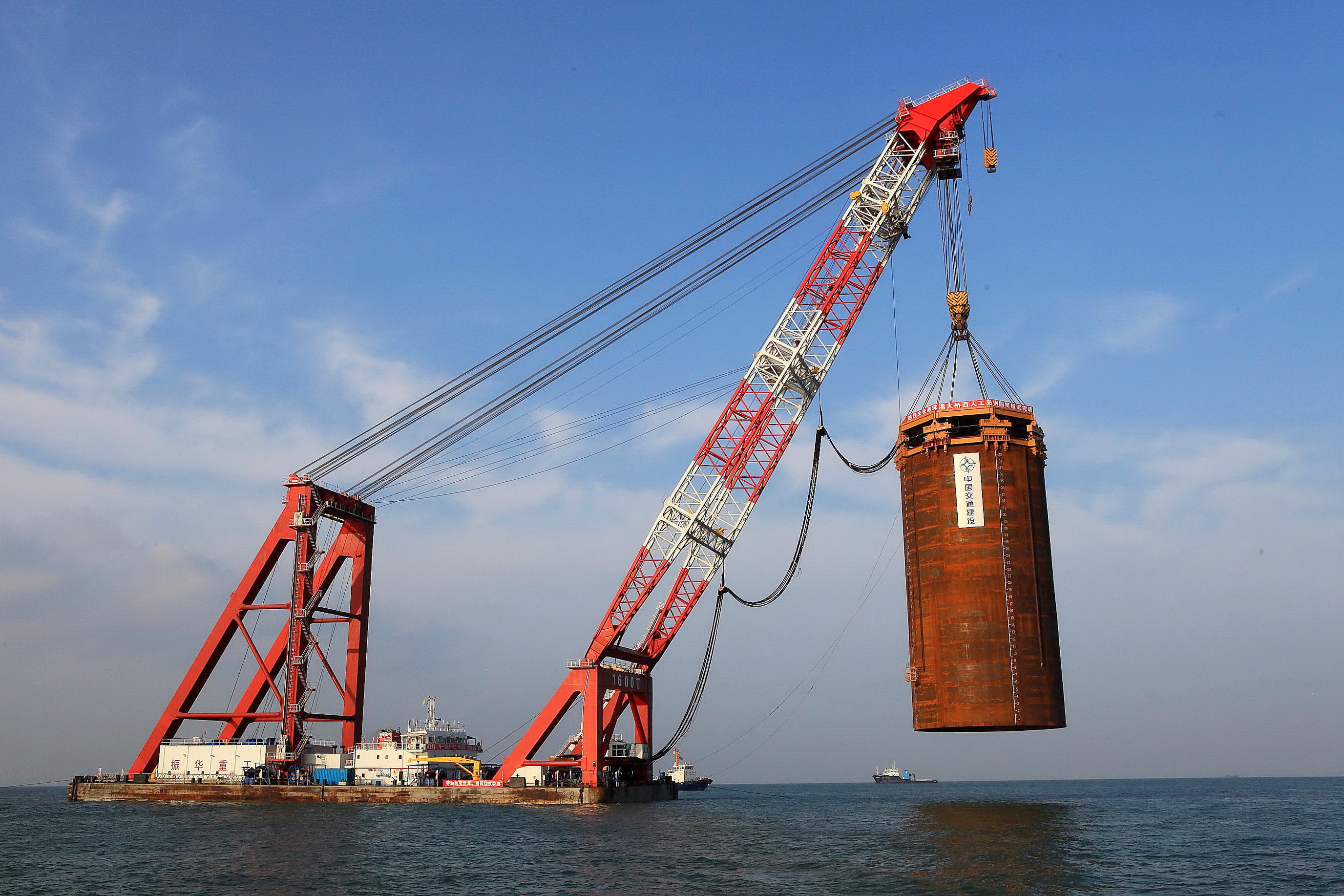 FOTO | Camere care detectează căscatul și interese politice. Ce se ascunde în spatele celui mai mare pod maritim din lume, inaugurat marți