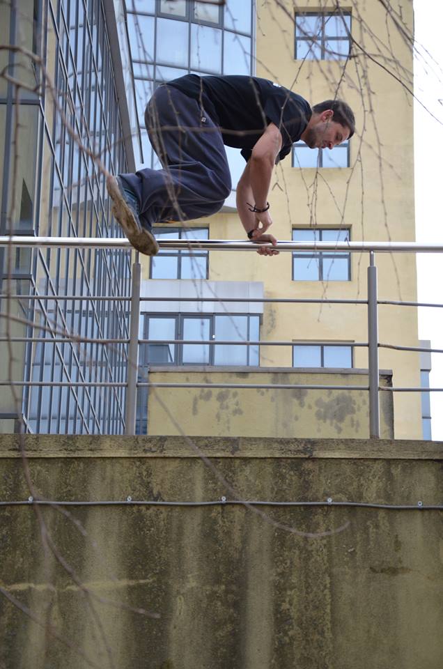 Povestea băiatului care îți poate fura blugii de pe balcon, dacă-i ai la uscat, pe sârmă! ^Este săritor din cale afară și vede deseori lumea cu susul în jos! GALERIE FOTO & VIDEO