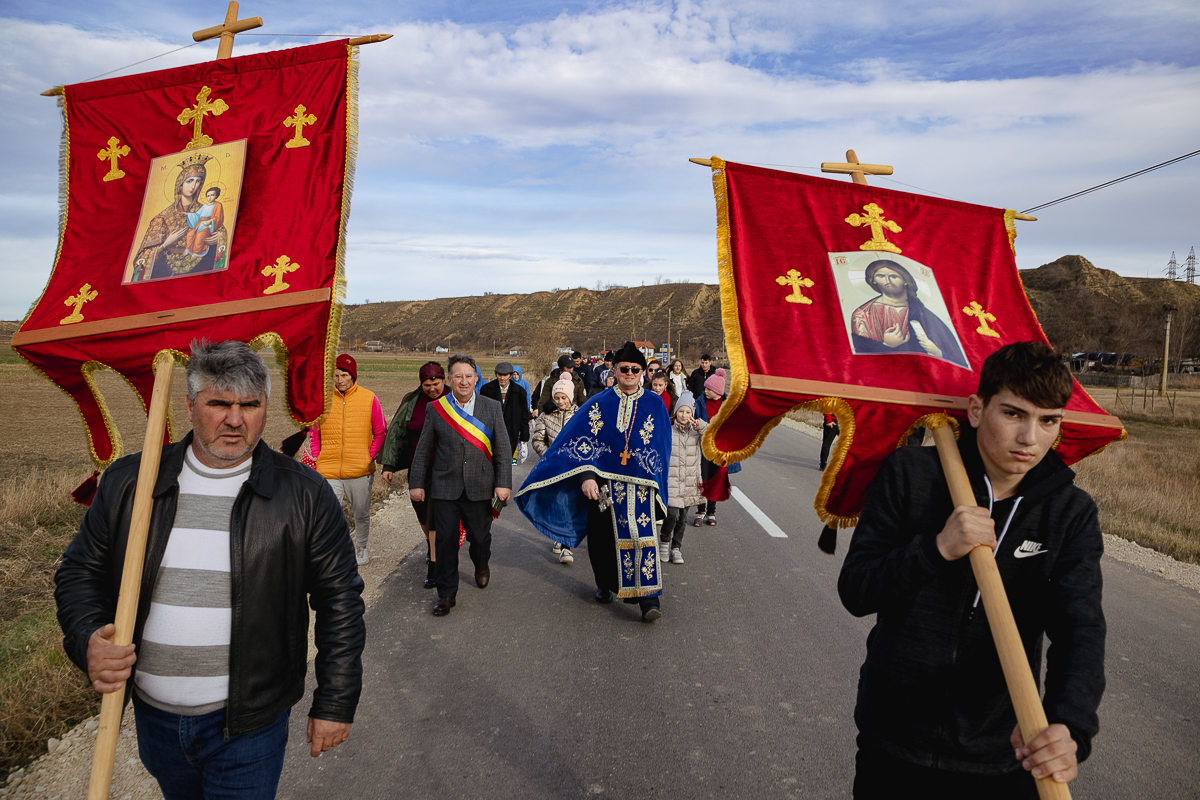 REPORTAJ Boboteaza pe malul Dunării, în comuna Ostrov: procesiune la debarcader, concurs de prins crucea și curse de cai