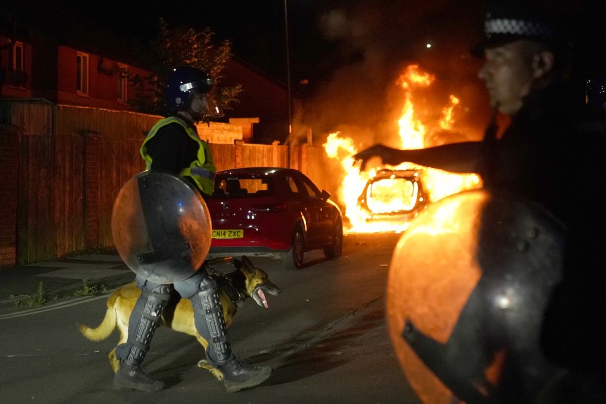 Peste 100 de arestări la Londra în urma violențelor izbucnite după atacul cu cuțitul din Southport