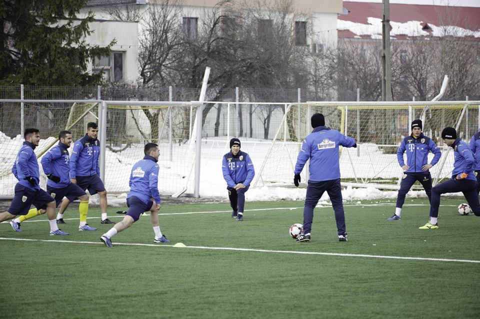 Fotbaliștii naționalei României au menajat gazonul de pe ”Ion Oblemenco”. Unii pe sintetic, alții la sală / GALERIE FOTO