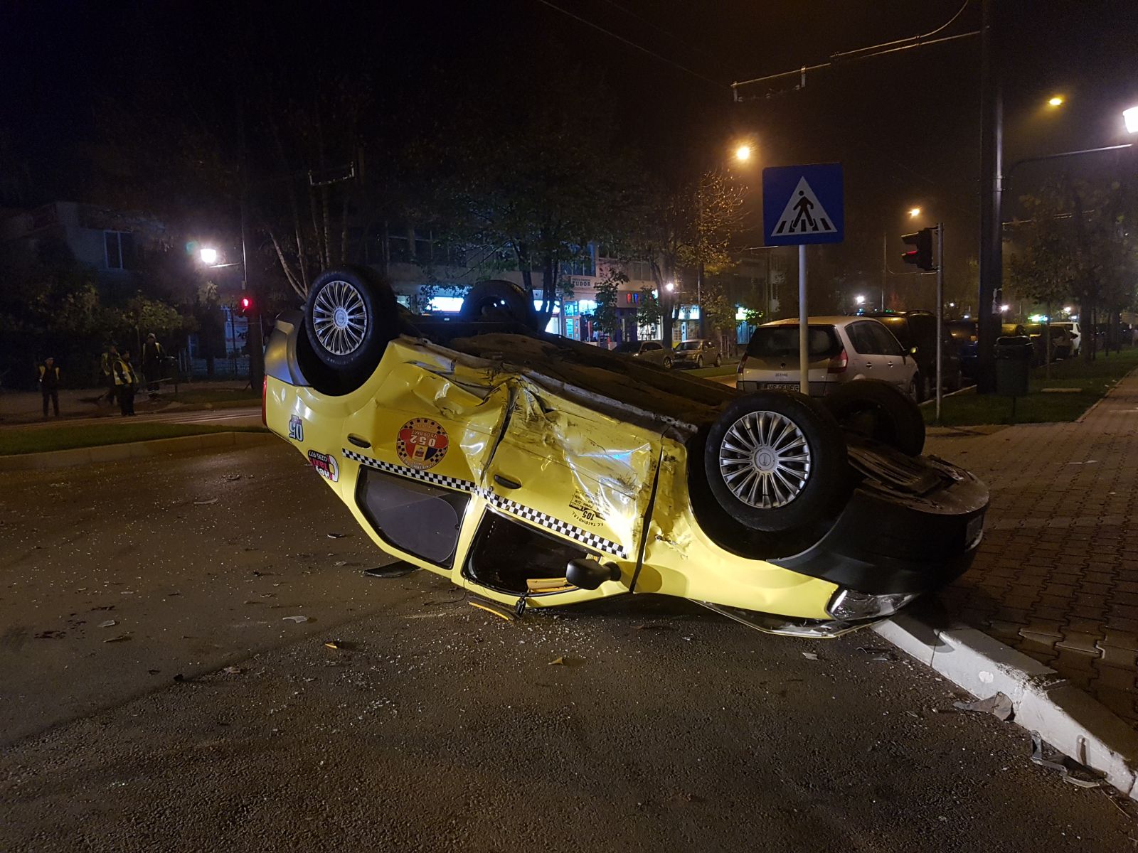 S-a răsturnat cu taxiul în urma unui accident spectaculos în Vaslui. Șoferul, la un pas de moarte | FOTO