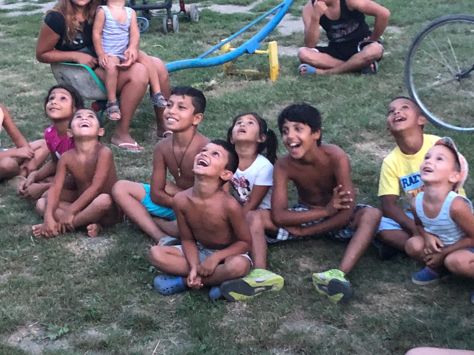 REPORTAJ/ Realitatea dură din mahalaua Timişoarei. Au vrut să facă teatru cu copiii, dar au pornit prin a-i învăța să spună "mulțumesc" şi să nu se mai ia la bătaie
