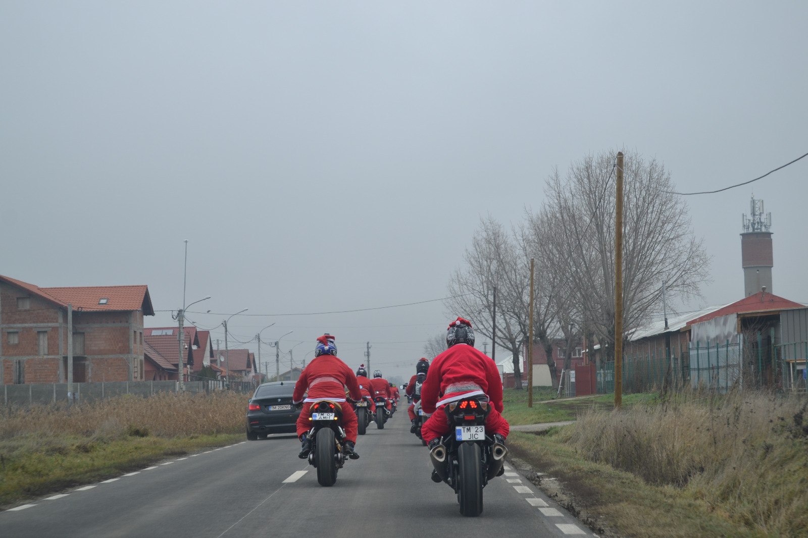 Moș Crăciun s-a urcat pe motocicletă să împartă cadouri copiilor sărmani din Timiș| FOTO/VIDEO