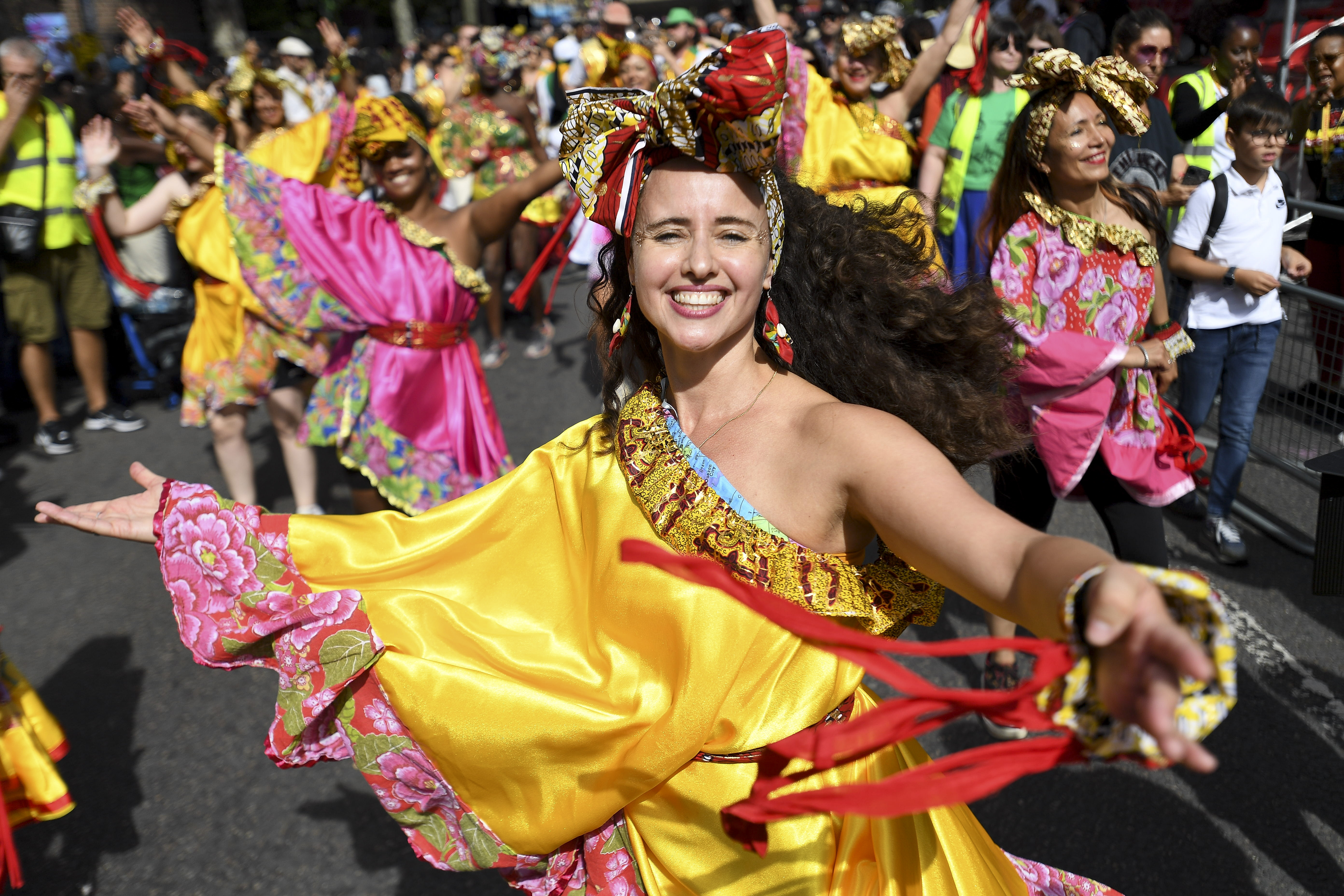 Carnavalul Notting Hill a revenit pe străzile din Londra, pentru prima dată de la începutul pandemiei. Imagini de la defilări