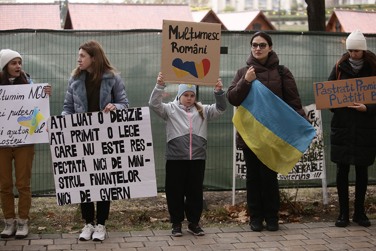 „Încercăm să nu consumăm prea multă apă sau lumină”. Protestul ucrainenilor refugiați în România care nu au primit banii promiși de Guvern