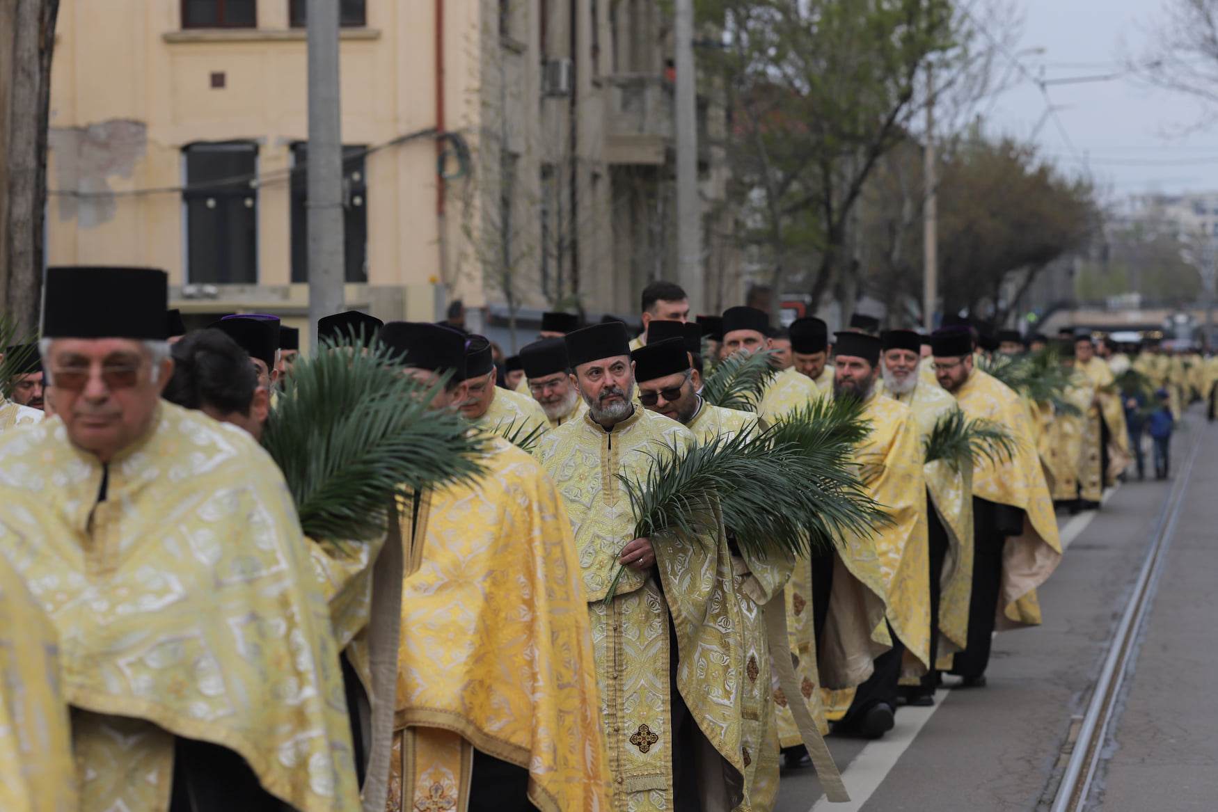 Pelerinaj de Florii în București. Sute de oameni au luat parte la procesiune. Traficul a fost restricționat. FOTO
