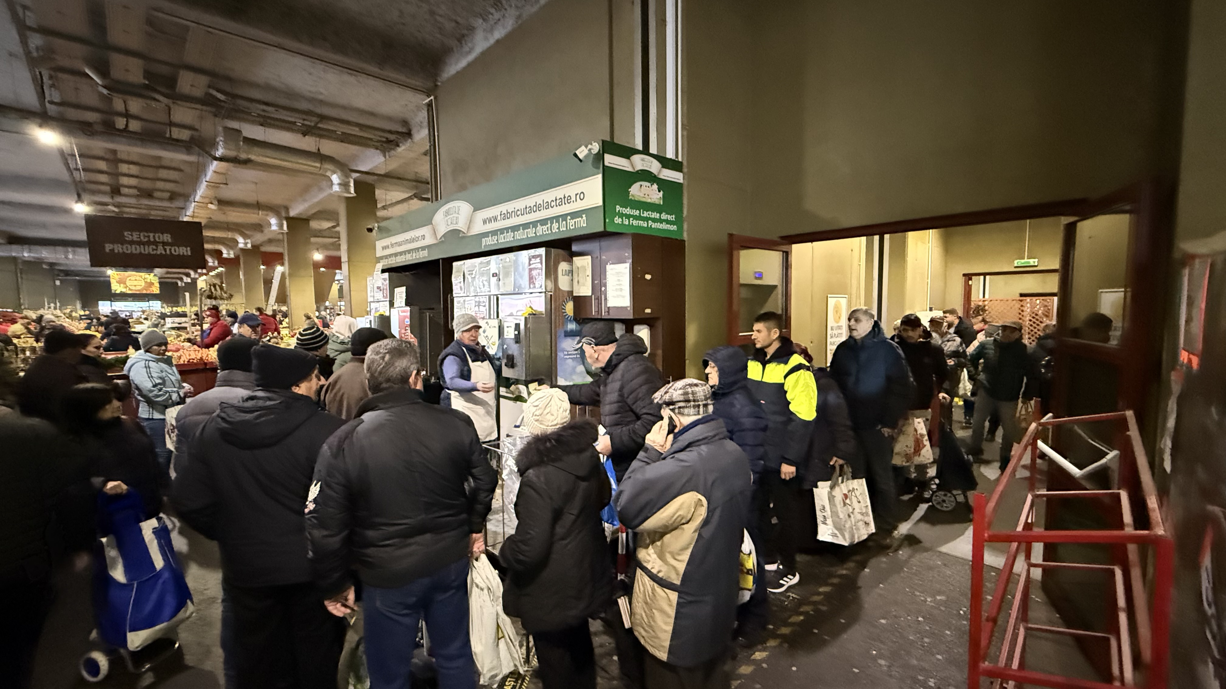 Cozile la lapte au revenit în București. De ce stau oamenii din nou la rând: „Nu mai găsești așa ceva”
