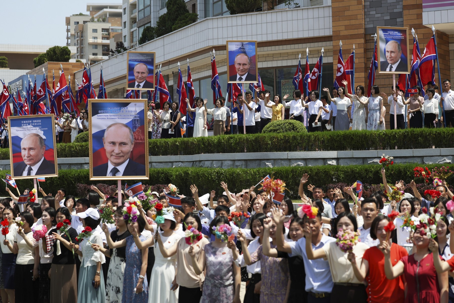 Vladimir Putin, primit cu pompă la Phenian: mii de nord-coreeni, inclusiv copii, au pus în scenă un spectacol pentru dictatorul rus