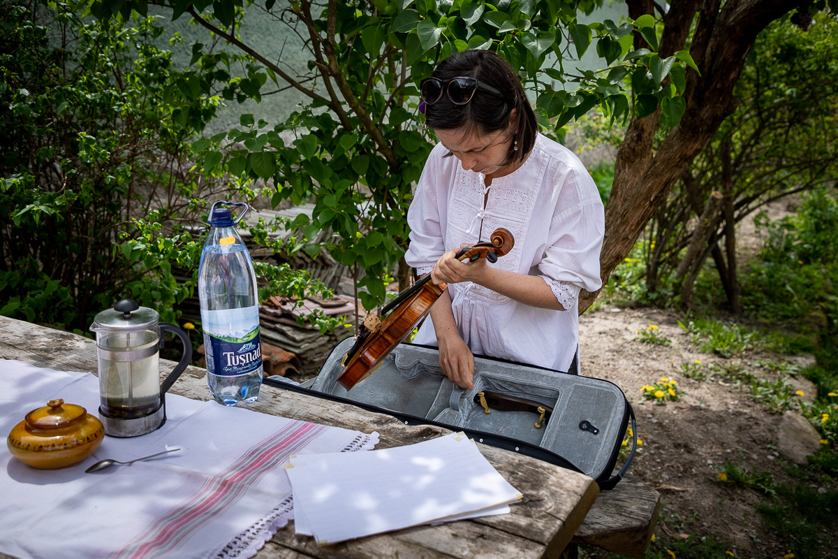Lovită de o boală rară, o violonistă de 36 de ani din Covasna a uitat aproape totul, mai puțin muzica. “A uitat să plângă. Când o doare ceva, i se umplu ochii de lacrimi, dar râde”
