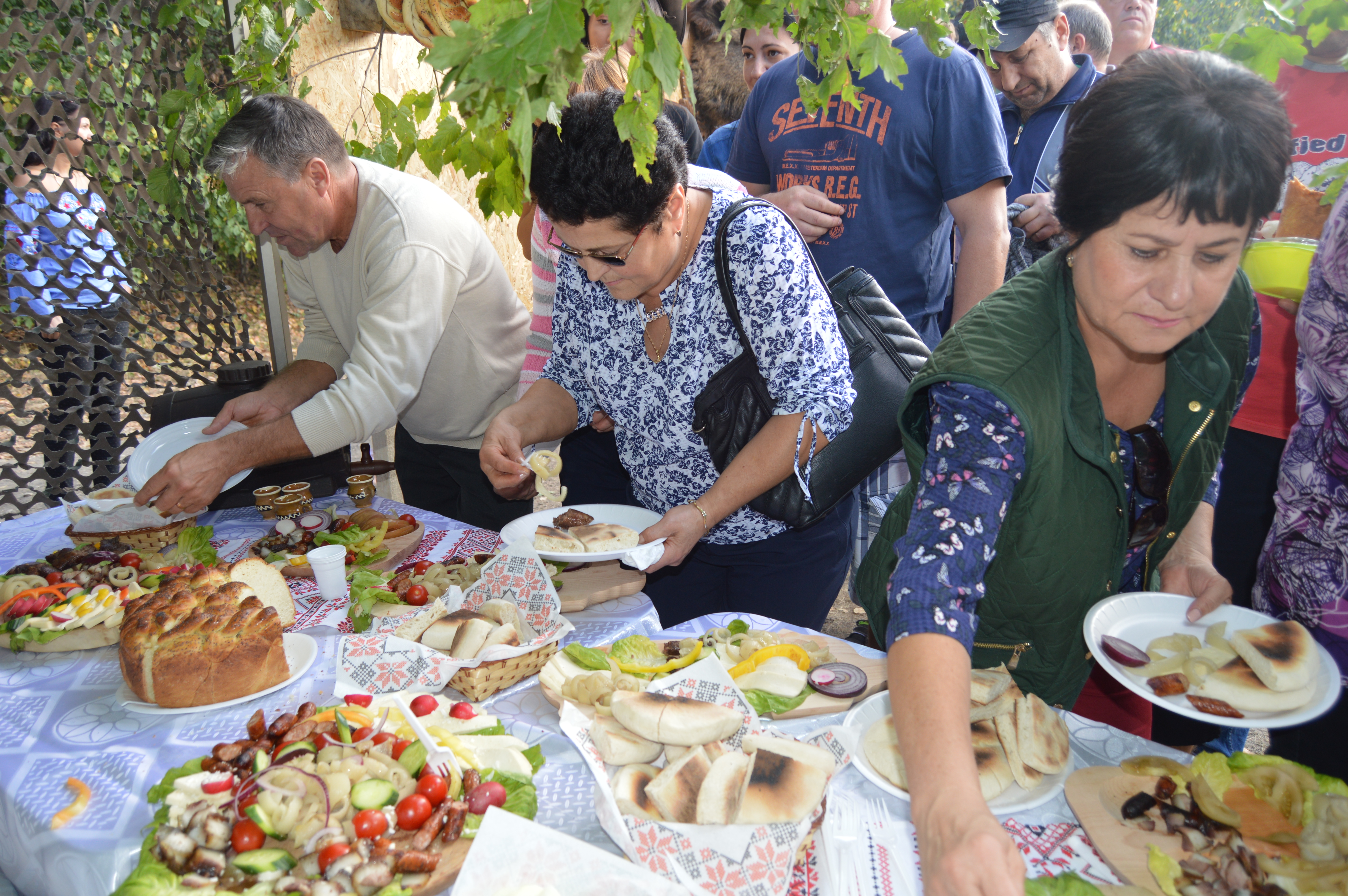 REPORTAJ/ Festivalul vânătorilor de la Vaslui, raiul gurmanzilor: tocăniță de căprior, fasole cu afumătură și sarmale din vânat (VIDEO)