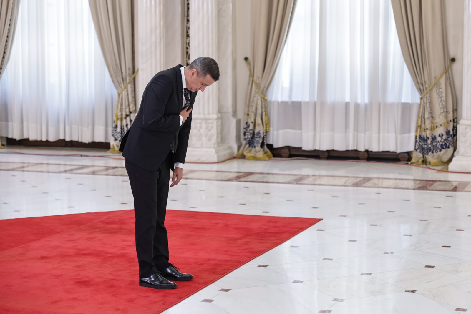 Funeralii de stat pentru Ion Iliescu. Ultimele omagii aduse în fața sicriului fostului președinte, în Sala Unirii, la Palatul Cotroceni